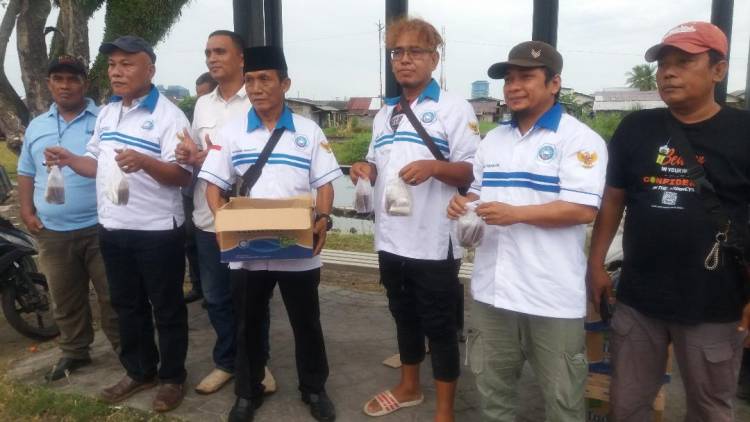 Hujan dan Pasang Perdani Mengiringi Pembagian Takjil Oleh Permabem