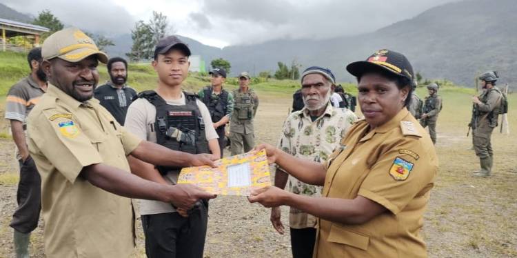 Geliat Pembangunan Di Kiwirok, Satgas Yonif 143/TWEJ Bersama Masyarakat Bersatu