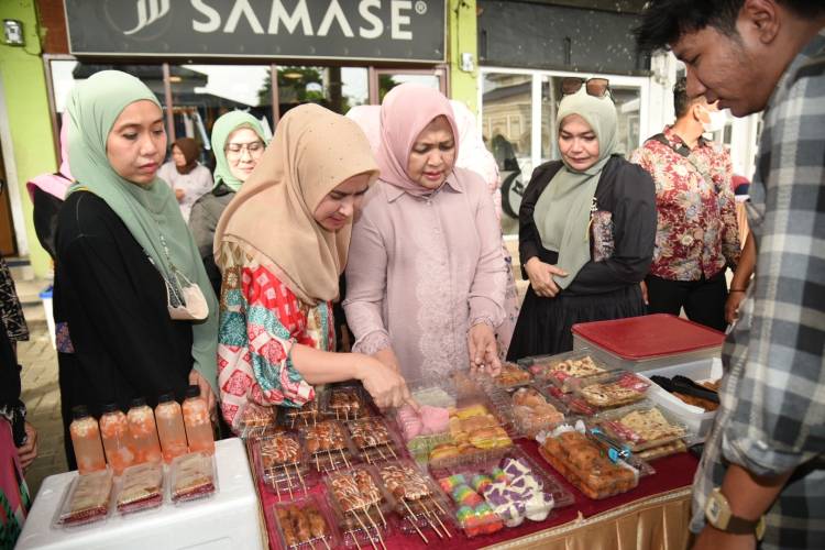 Nawal Lubis Tinjau Bazar Aneka Takjil Ramadan IPEMI Sumut