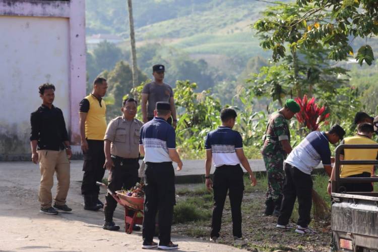 Giat Bersama Bersihkan Rumah Ibadah, Wujud Nyata Sinergitas TNI Polri Kabupaten Pakpak Bharat