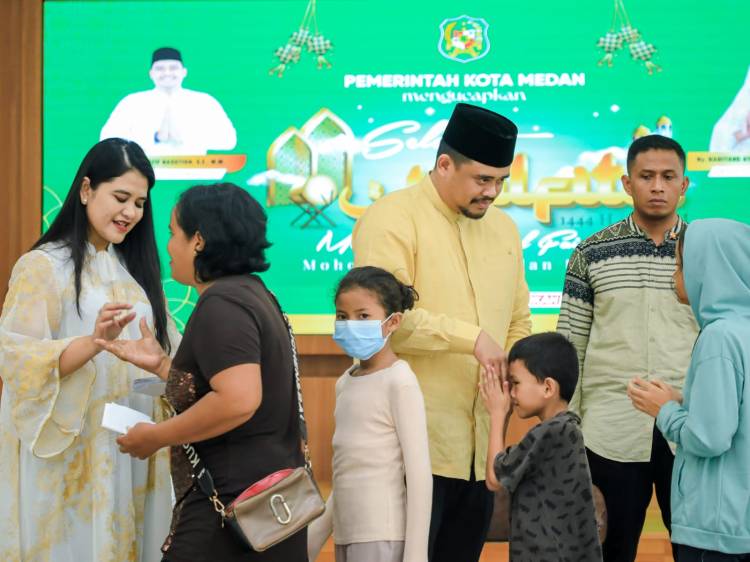 Masyarakat Kota Medan Hadir ke Open House Idul Fitri yang Digelar Bobby Nasution