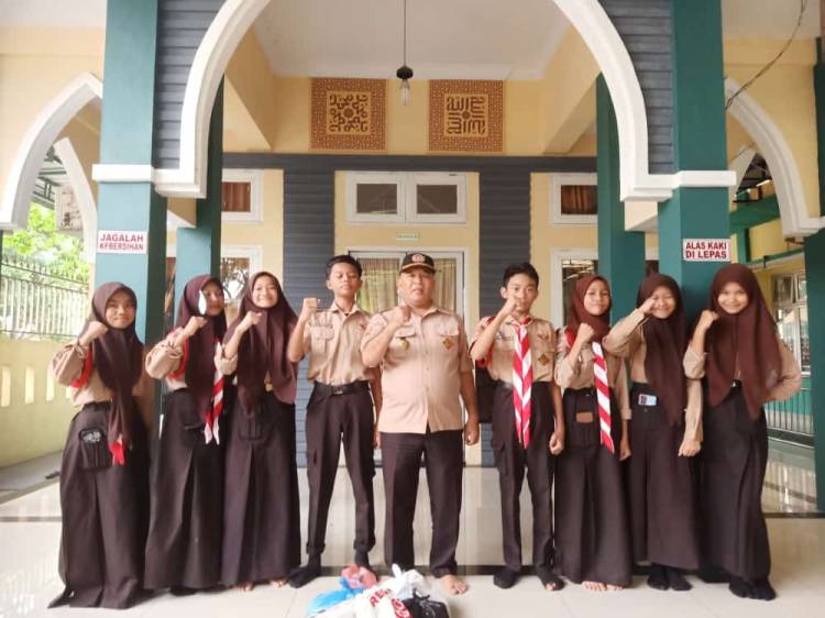 Pramuka SMPN 3 Medan Melaksanakan Bagi-bagi Takjil Dan Memberikan Bantuan Ke Panti Asuhan Mamiyai