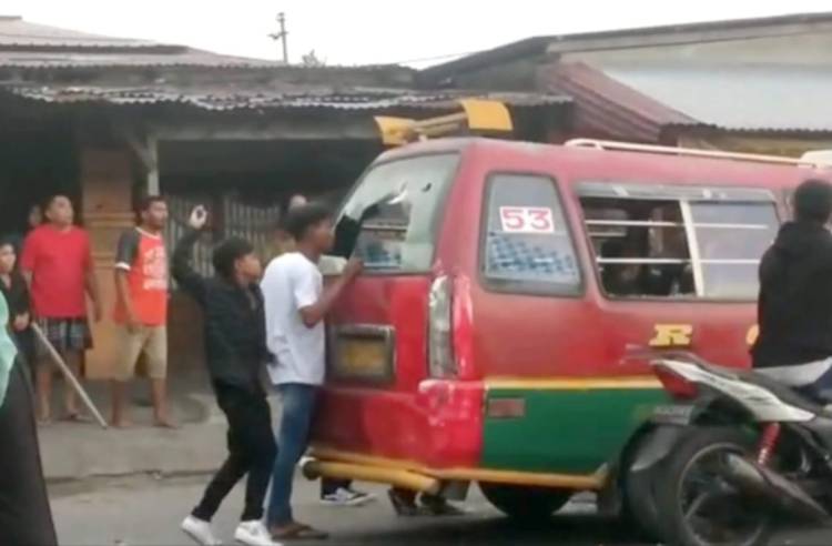 Kelompok Pemuda Amuk Angkot di Sicanang