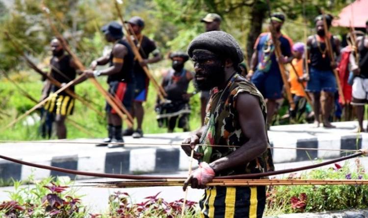 Warga Bilogai Membantu TNI Menghadapi KKB