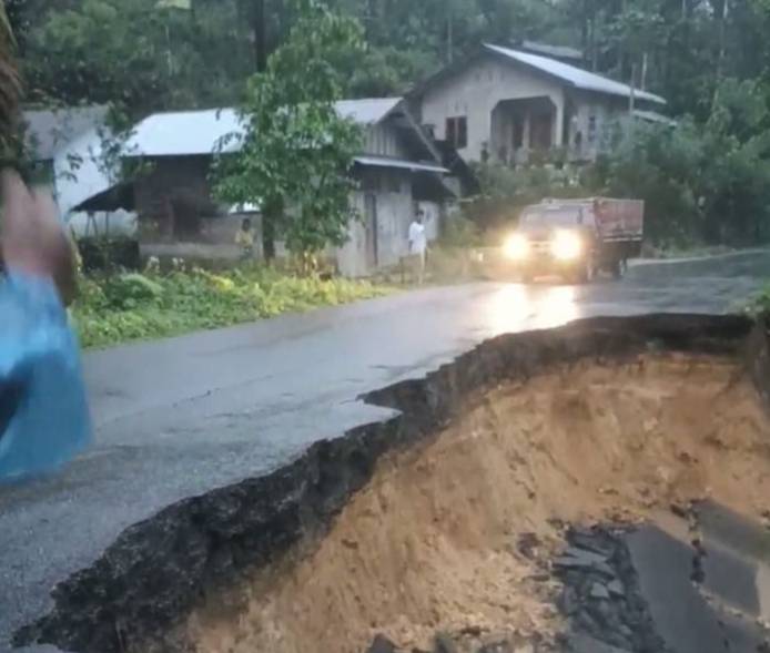 Jalan Nasional Tapteng Longsor Belum Ditangani, Jalur Dialihkan