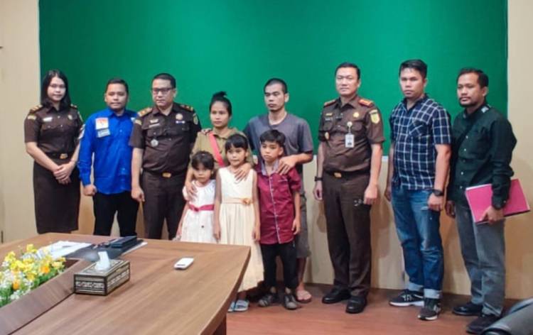 Lima Tersangka 'Hajar' Ama Irene, Kejati Sumut Hentikan Penuntutan Perkaranya Karena Sudah Berdamai