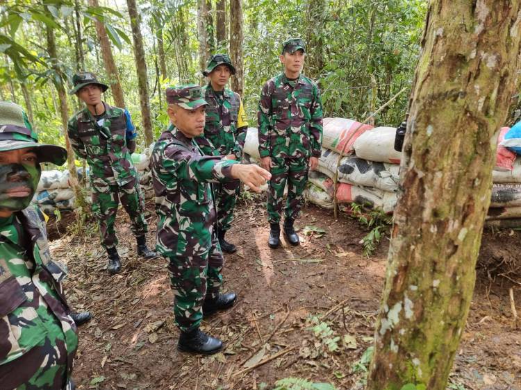 Ketua Tim Letkol Inf Benny Angga Cek Kesiapan Prajurit Yonif 122/Tombak Sakti Yang Ingin Berangkat ke Papua