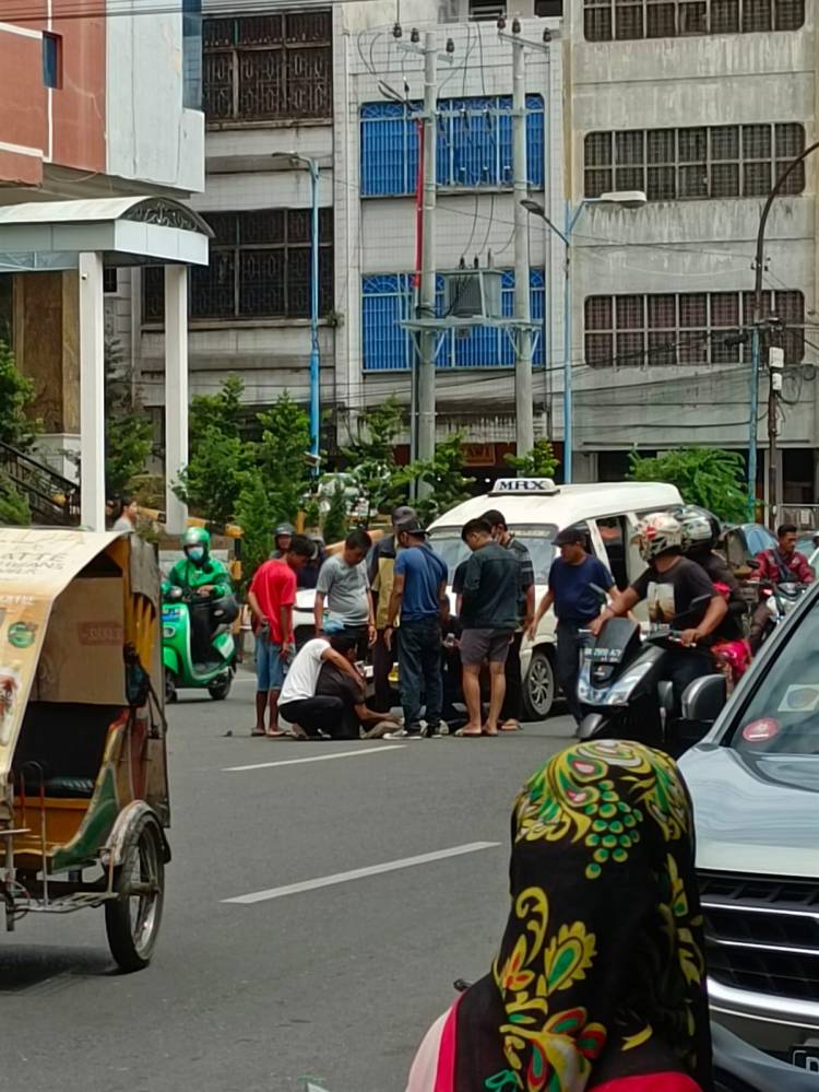Personel Polda Sumut Diseruduk Angkot