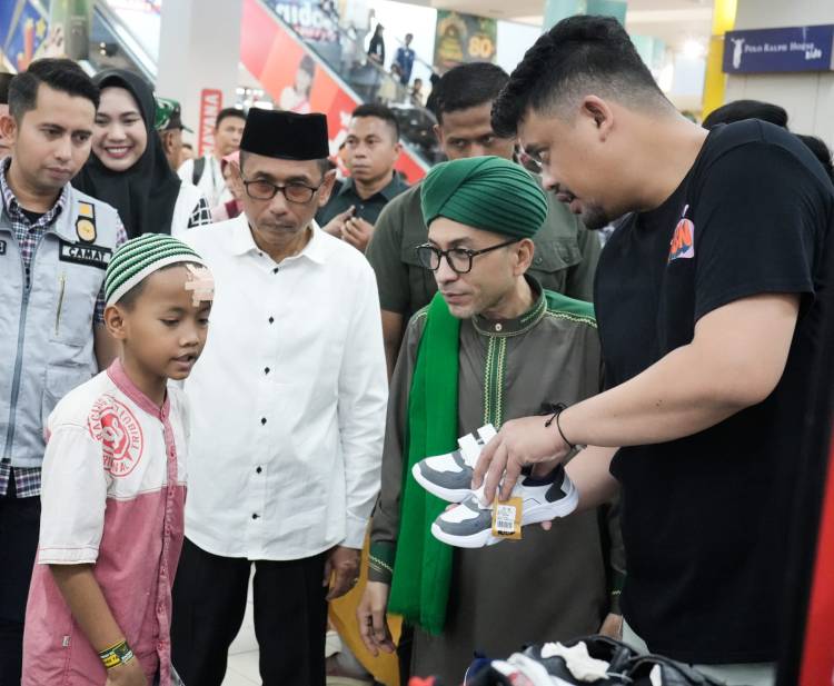 Bobby Nasution Bawa Anak Yatim Dhuafa Beli Baju Lebaran