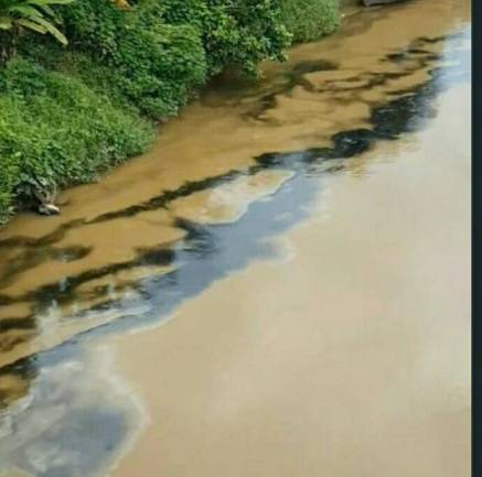 Diduga Tumpahan Bekas Oli Mesin, Cemari Aliran Air Sungai Bilah di Kabupaten Labuhanbatu