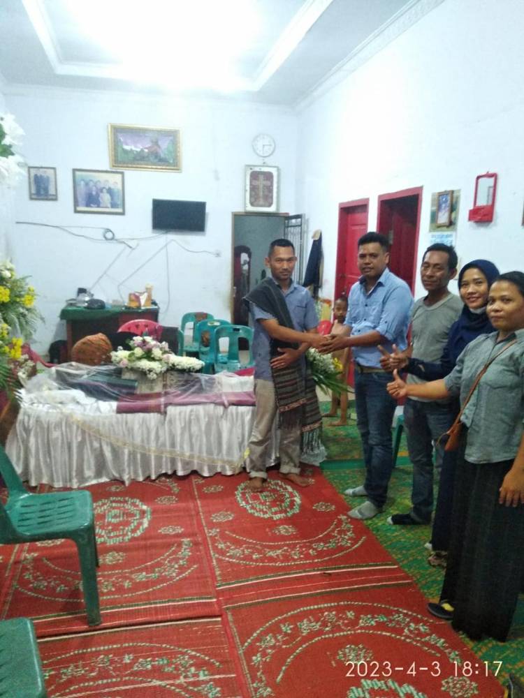 Alumni SMANDA Binjai Tahun 2001 Berikan Tali Asih Kepada Keluarga Rekan Seangkatan