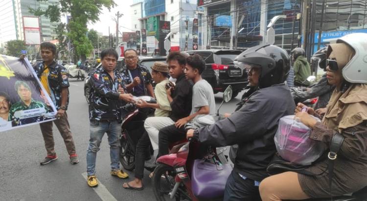 Tebar Keberkahan Ramadhan, AMPI Medan Barat Berbagi Takjil Kepada Pengguna Jalan