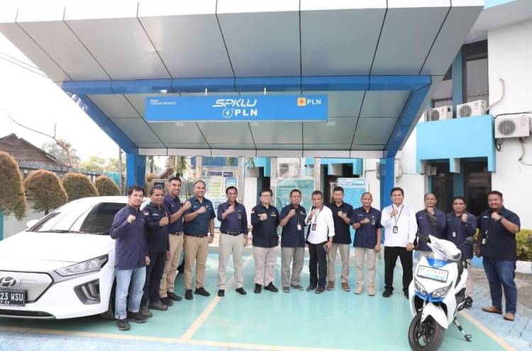 Dirjen Ketenagalistrikan Dan GM PLN UID Sumatera Utara Tinjau SPKLU PLN Binjai