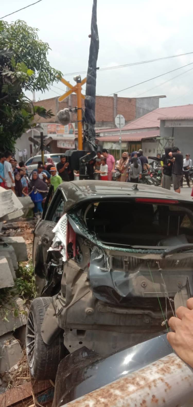 Di Perbaungan, Mobil Ford Fiesta Dihantam Kereta Api, Suami Istri dan Anak Masuk RS