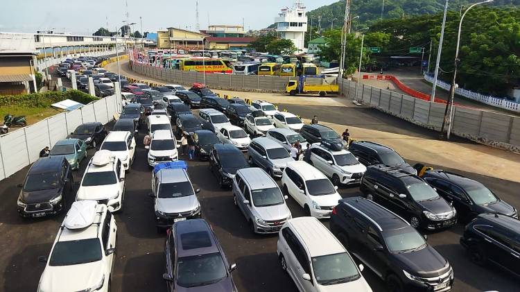 Kendaraan Pemudik Padati Dermaga Pelabuhan Merak Di H-4 Lebaran, Puncak Arus Mudik Diprediksi Besok