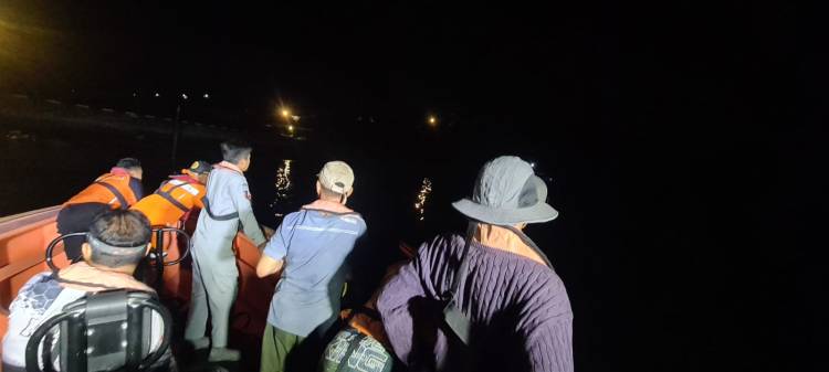 Stasiun Bakamla Kupang Selamatkan Korban Kecelakaan Kapal Ikan Mengalami Kebocoran