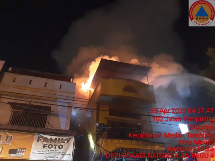 Ruko Tiga Lantai Terbakar di Sidorejo Hilir