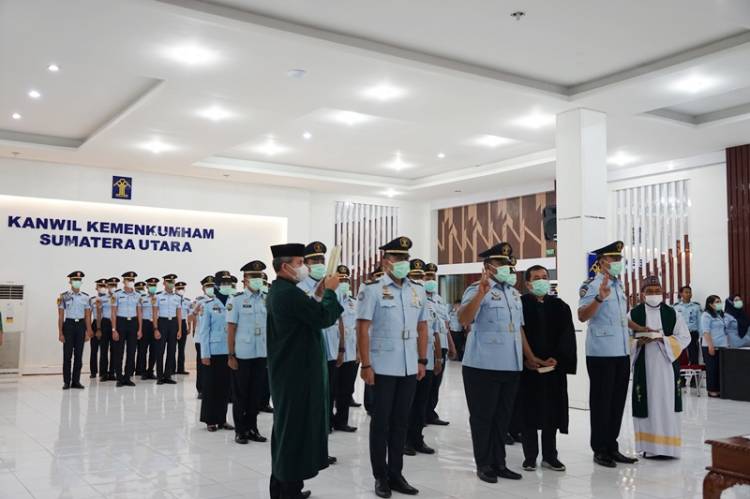 Kepala Kantor Wilayah Kementerian Hukum dan HAM Sumatera Utara Lantik 17 Pegawai