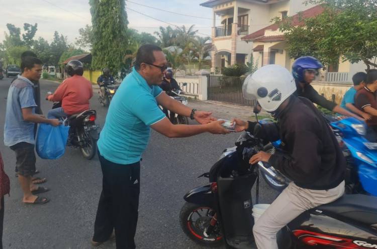 Politisi Gerindra Binjai Salurkan Makanan Buka Puasa Untuk Para Pengendara