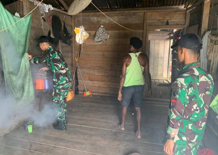 Berantas Malaria Satgas Yonif 143/TWEJ Lakukan Fogging Di Kampung Pedalaman Papua