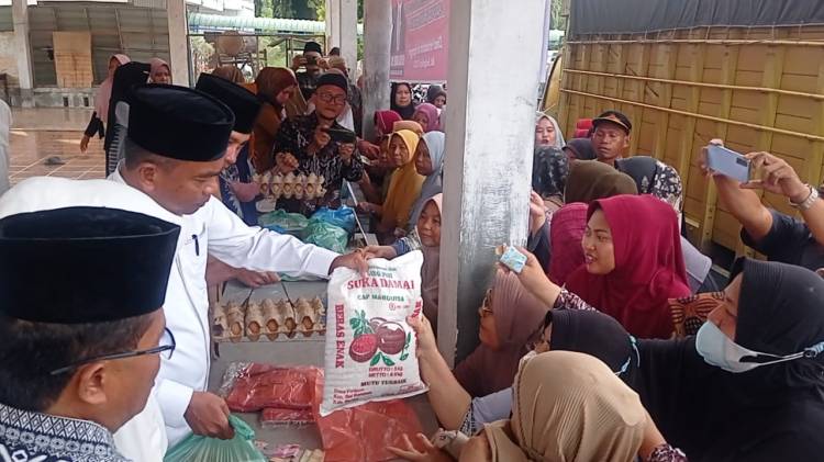 Bupati Sergai Langsung Layani Pembeli Masyarakat Berbelanja Sembako Murah Di Dolok Masihul