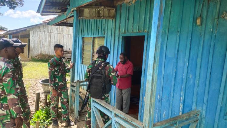 Pos Balingga Satgas Yonif Mekanis 203/AK Berikan Lampu Gratis Untuk Masyarakat Desa Balingga