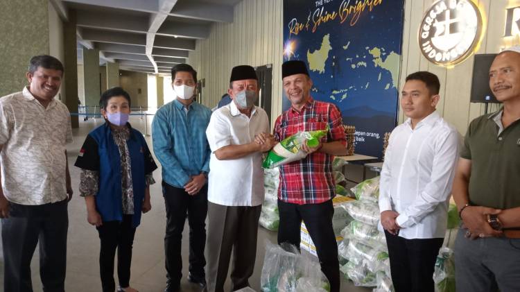 Ny Luhut Binsar Panjaitan Berbagi Kasih Kepada Tuna Netra, Masyarakat dan Wartawan