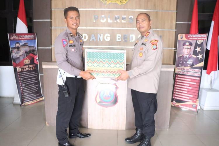 Kapolres Sergai Berikan Bingkisan Lebaran Kepada Personil Polres Sergai