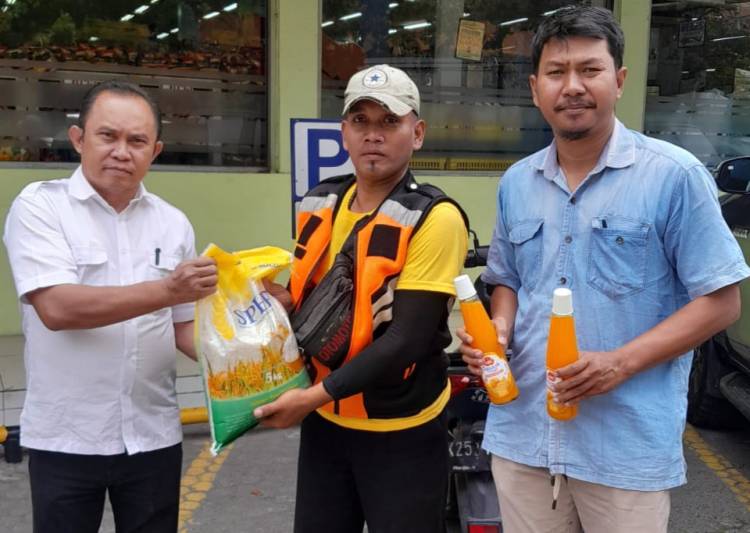 PT Bintang Pertama Makmur Bagikan Paket Lebaran Ke Jukir