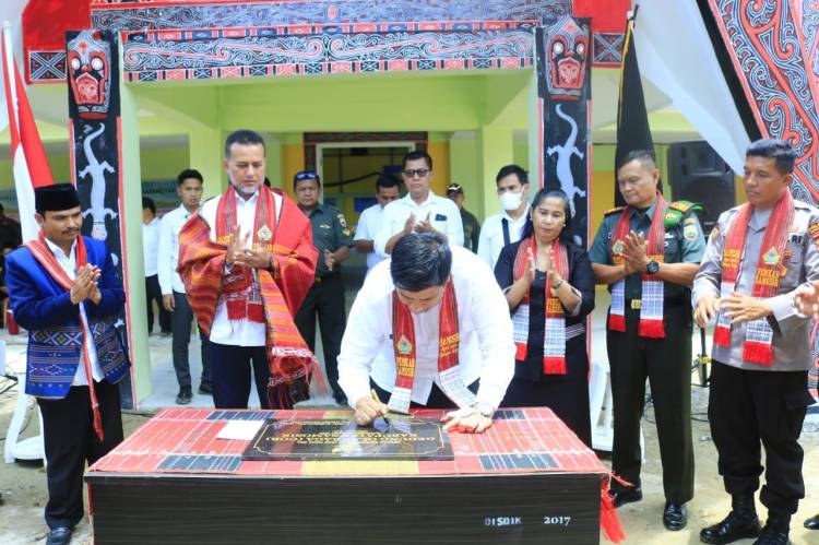 Bupati Samosir Dampingi Wagubsu Resmikan GOR