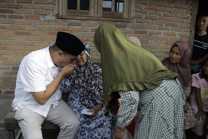 Bupati Madina Serahkan Bantuan kepada Korban Kebakaran di Mompang Jae