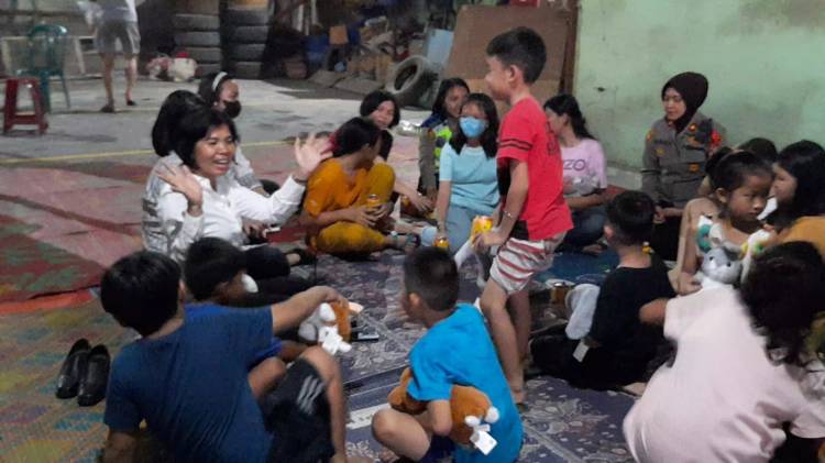 Untuk Meringankan Beban Korban Kebakaran, Polrestabes medan Berikan Trauma Healing dan Sembako