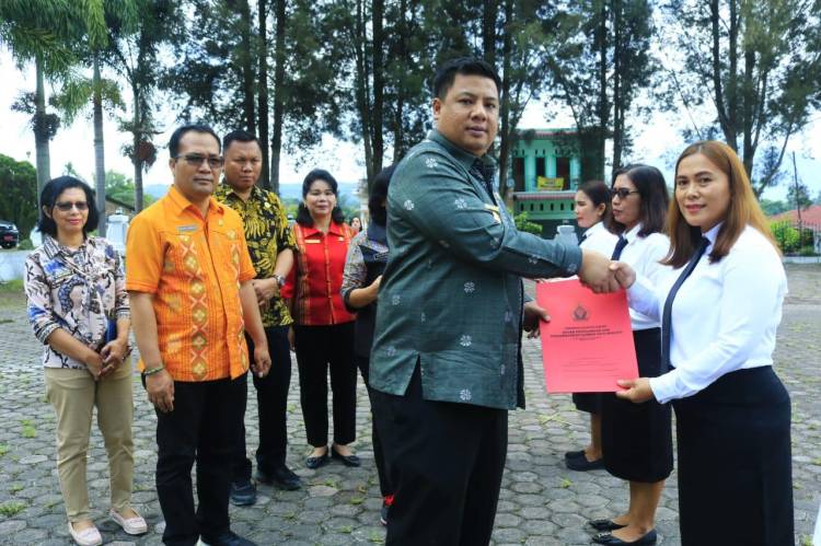 Bupati Samosir Serahkan SK PPPK Nakes
