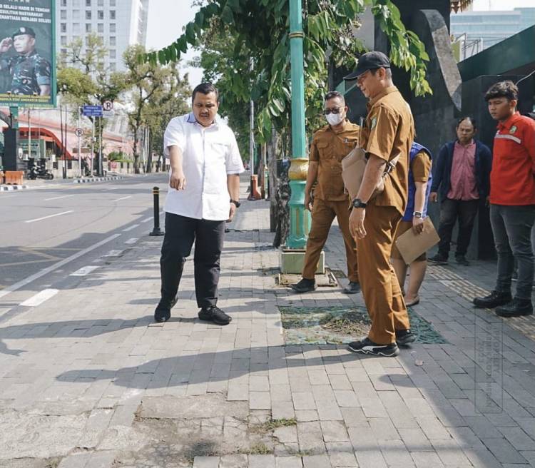 Dinas SDABMBK Medan Perbaiki Trotoar Seputaran Lapangan Benteng