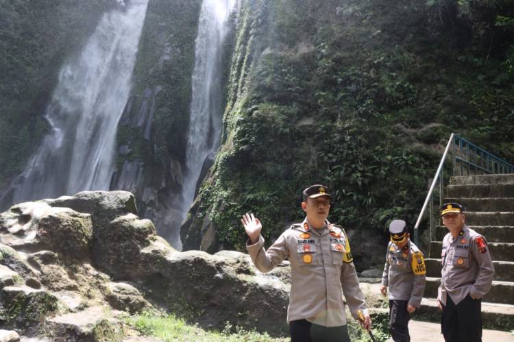 Kapolres Pakpak Bharat Sambangi Masyarakat di Area Wisata