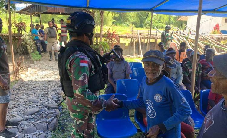 Kepedulian dan Kesigapan Satgas Yonif 143/TWEJ Membantu Masyarakat di Perbatasan RI-PNG