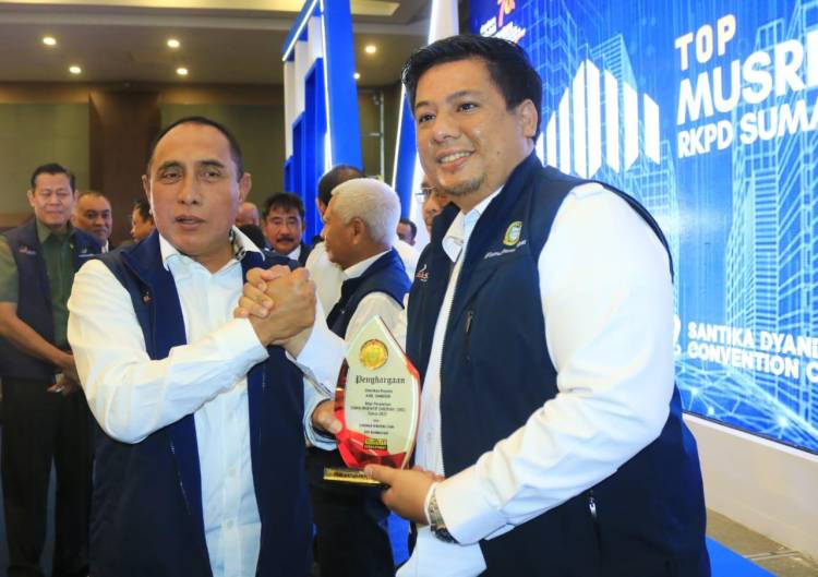 Bupati Samosir Terima Piagam Penghargaan Perolehan Dana Insentif Daerah Tertinggi Tahun 2022