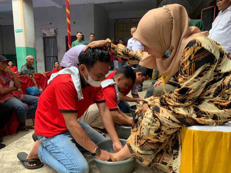 Napi Lapas Narkotika Langkat Basuh Kaki Ibu Saat Kunjungan Idul Fitri