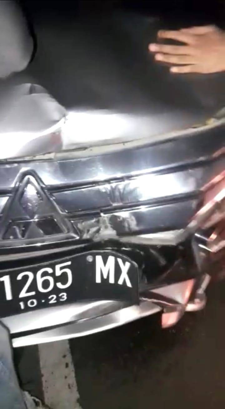 Mobil Mewah  Dirusak Massa
