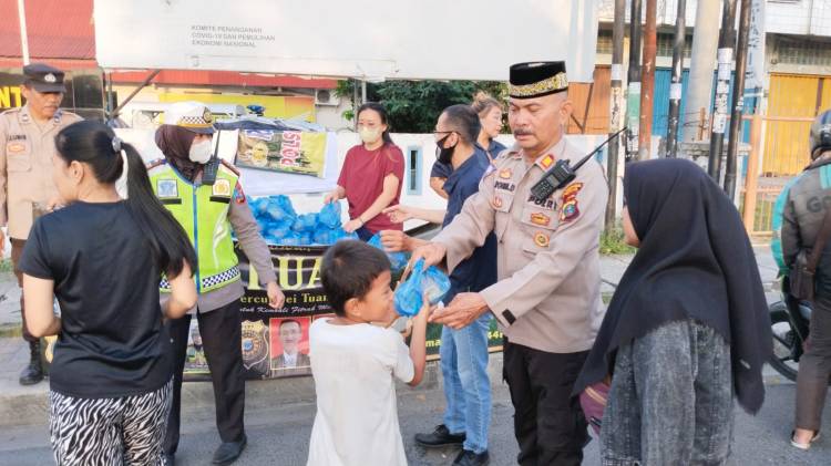 Polsek Percut Sei Tuan Berbagi 200 Takjil