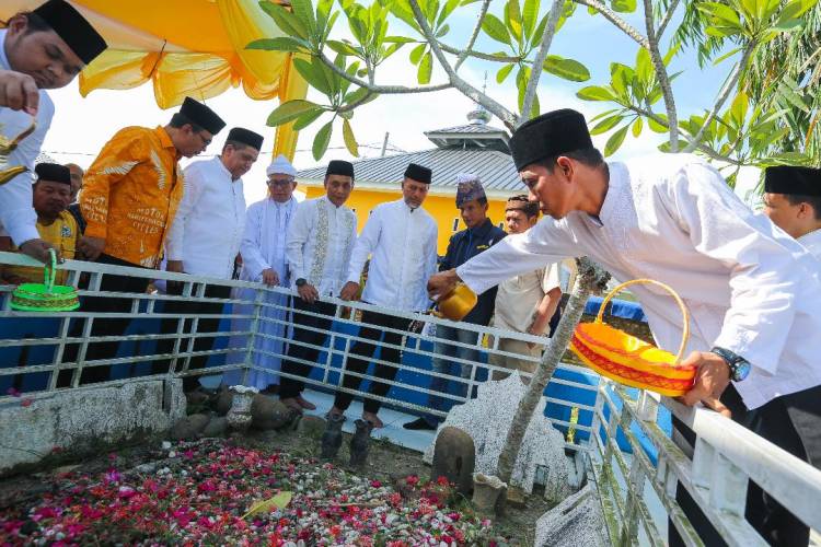 Laksanakan Ziarah, Musa Rajekshah Beri Perhatian ke Makam Guru Patimpus