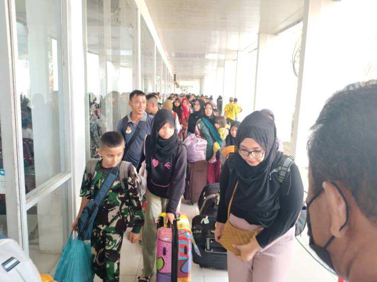 Ribuan Penumpang Kapal Kelud  Asal Batam Tiba di Belawan