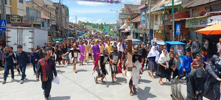 Ratusan Warga Saksikan Prosesi Jalan Salib di Humbahas