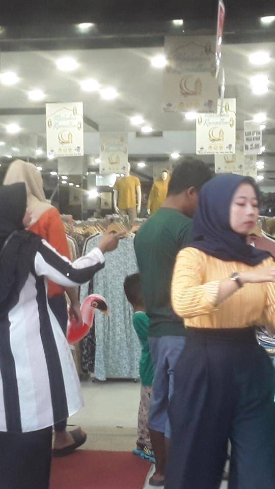 Jelang Lebaran Warga Mulai Menyerbu Toko Pakain Di Perbaungan