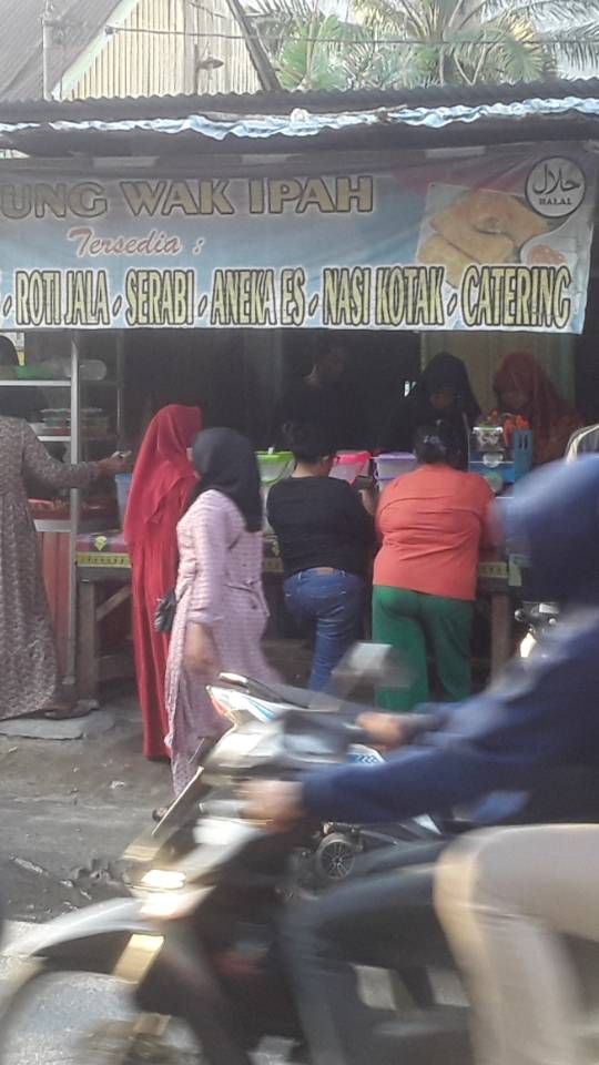Dagangan Takjil Wak Ipah Digemari Pembeli