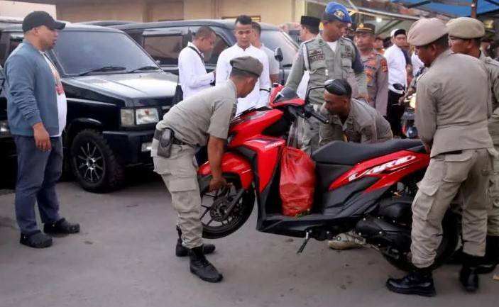 Parkir Sembarangan Pasar, Petugas Dishub Datang dan Bertindak