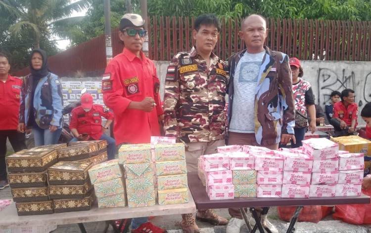 Kader IPK Berkolaborasi Dengan PBB, FKPPI Berbagi takjil di Medan Amplas