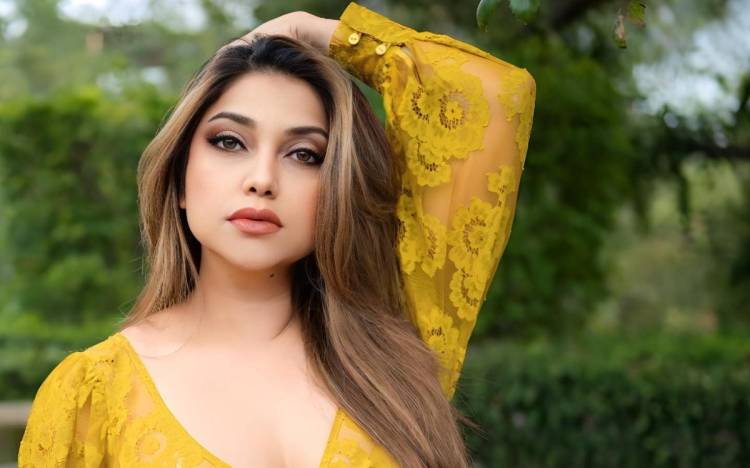 Dress Kuning Transparan, Gaya Sarah Azhari Menyihir Netizen