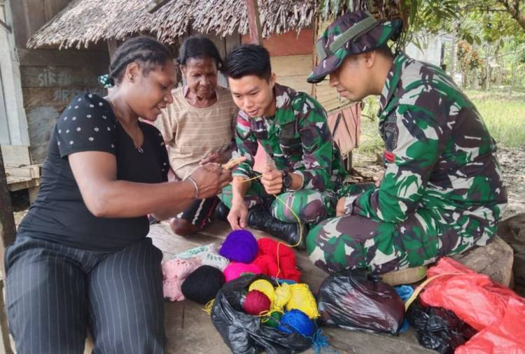 Ekonomi Kreatif Dari Satgas Yonif 143/TWEJ Untuk Kesejahteraan Masyarakat Papua