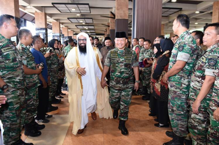 Al Qur'an Dan Kurma Dari Raja Arab Saudi Untuk Warga Mabesad